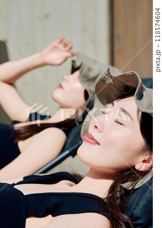 外気浴をする女性 118574604