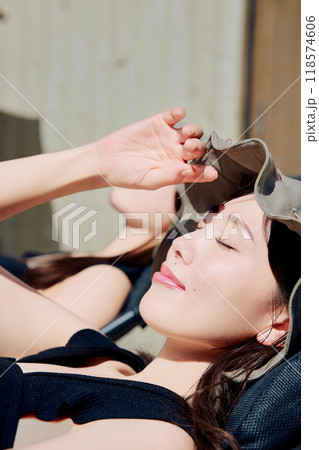 外気浴をする女性 118574606
