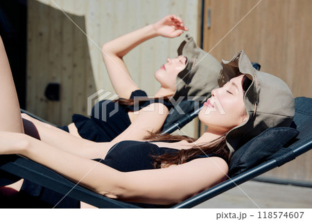 外気浴をする女性 118574607