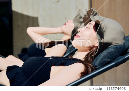 外気浴をする女性 118574608