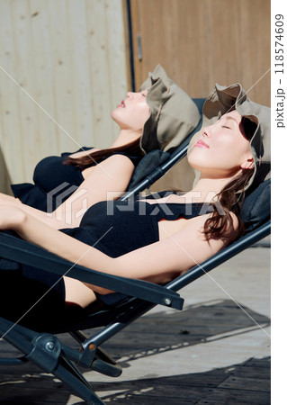 外気浴をする女性 118574609