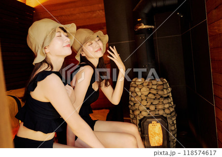 サウナに入る女性 118574617