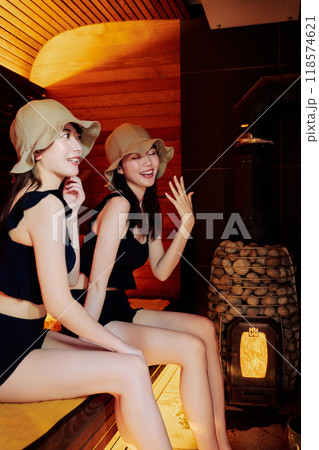 サウナに入る女性 サウナに入る女性 118574621