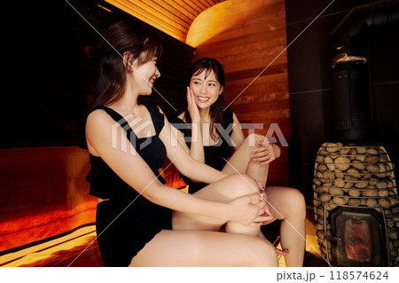 サウナに入る女性 サウナに入る女性 118574624