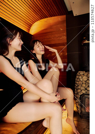 サウナに入る女性 118574627