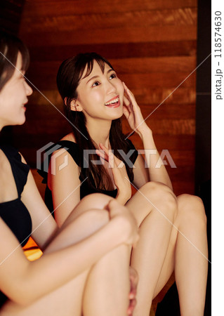 サウナに入る女性 118574630