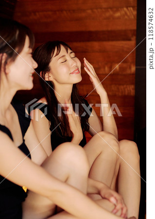 サウナに入る女性 サウナに入る女性 118574632