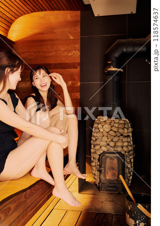 サウナに入る女性 サウナに入る女性 118574637