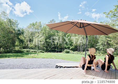 大自然でサウナを楽しむ女性 118574800