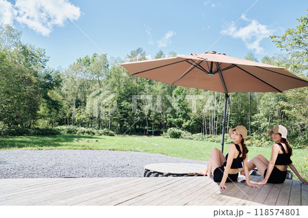 大自然でサウナを楽しむ女性 大自然でサウナを楽しむ女性 118574801