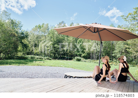 大自然でサウナを楽しむ女性 118574803