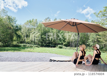 大自然でサウナを楽しむ女性 大自然でサウナを楽しむ女性 118574804