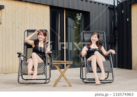 外気浴をする女性 外気浴をする女性 118574963