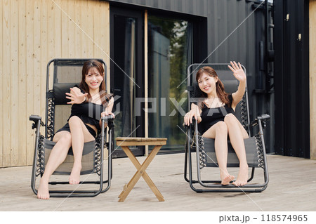 外気浴をする女性 外気浴をする女性 118574965