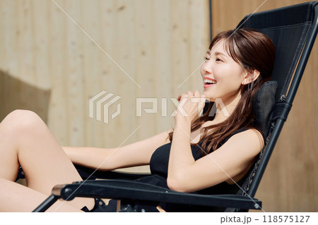 外気浴をする女性 外気浴をする女性 118575127