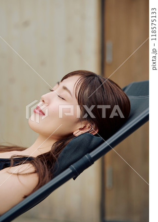 外気浴をする女性 118575133