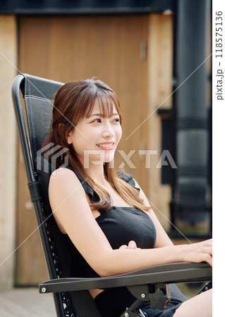 外気浴をする女性 118575136