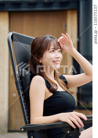 外気浴をする女性 118575137