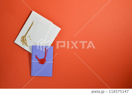 お正月素材・ポチ袋と赤い背景 118575147