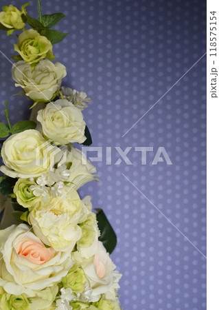 シンプルな背景と薔薇のアレンジメント 118575154