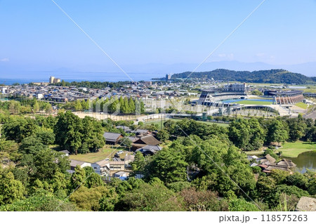 彦根市、彦根城の着見台（月見台）から眺める琵琶湖と彦根の街並み 118575263