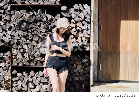 サウナハットとサウナウェアを着る女性 118575318