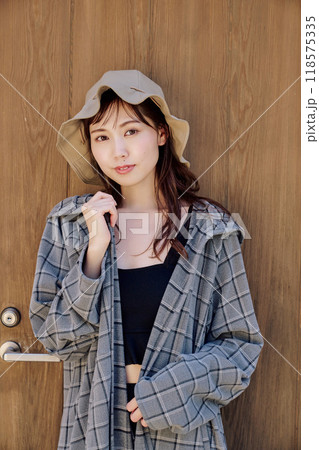 サウナハットとサウナウェアを着る女性 118575335