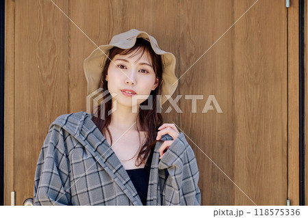 サウナハットとサウナウェアを着る女性 サウナハットとサウナウェアを着る女性 118575336