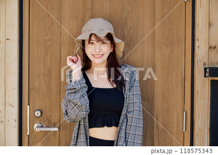 サウナハットとサウナウェアを着る女性 118575343
