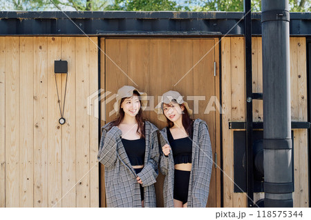 サウナハットとサウナウェアを着る女性 サウナハットとサウナウェアを着る女性 118575344