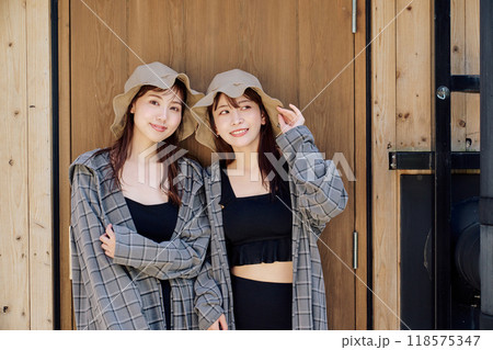 サウナハットとサウナウェアを着る女性 118575347