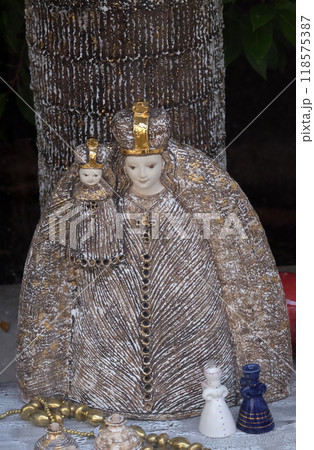 Virgin Mary with baby Jesus, statue in Hallstatt, Austria Virgin Mary with baby Jesus, statue in Hallstatt, Austria 118575387