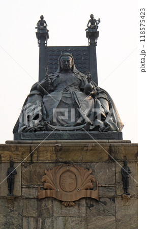Statue of Queen Victoria in front of the Victoria Memorial  in Kolkata 118575423