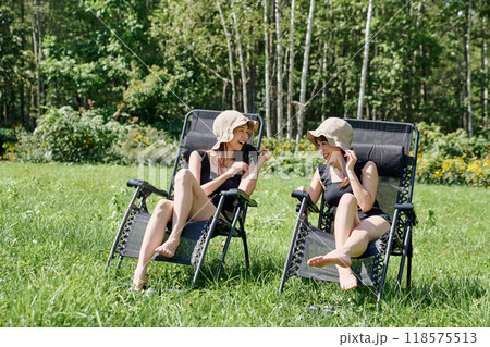 大自然でサウナを楽しむ女性 118575513