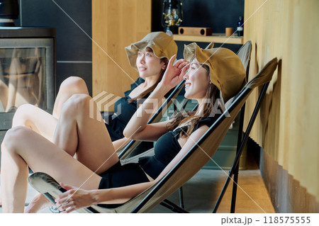 外気浴をする女性 外気浴をする女性 118575555