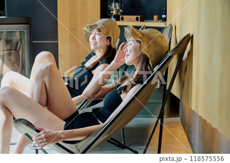 外気浴をする女性 118575556