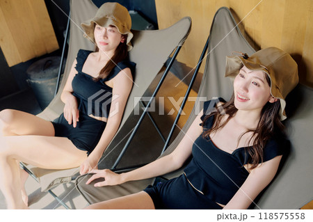 外気浴をする女性 外気浴をする女性 118575558