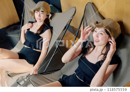 外気浴をする女性 118575559