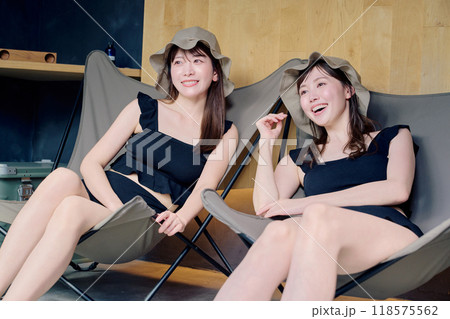 外気浴をする女性 118575562