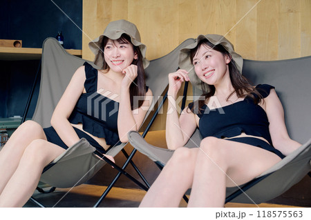 外気浴をする女性 118575563