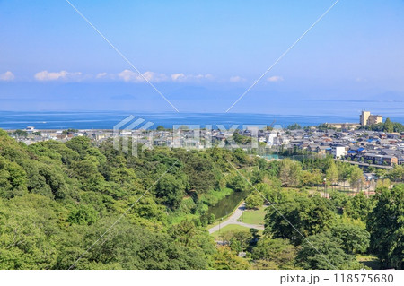 彦根市、彦根城の着見台（月見台）から眺める琵琶湖と彦根の街並み 118575680