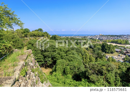 彦根市、彦根城の着見台（月見台）から眺める琵琶湖と彦根の街並み 118575681