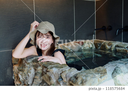 水風呂に入る女性 水風呂に入る女性 118575684