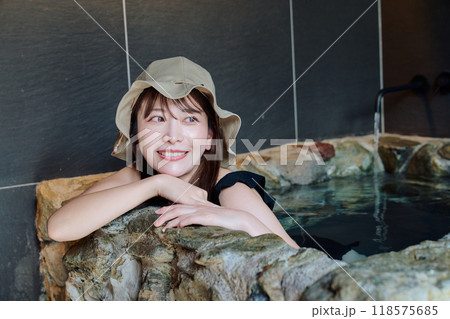 水風呂に入る女性 水風呂に入る女性 118575685