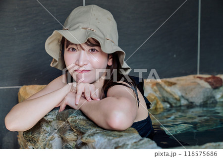 水風呂に入る女性 水風呂に入る女性 118575686