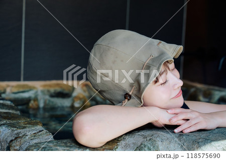 水風呂に入る女性 118575690