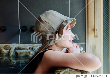 水風呂に入る女性 水風呂に入る女性 118575691
