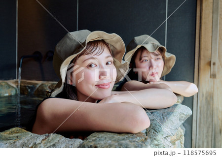 水風呂に入る女性 118575695