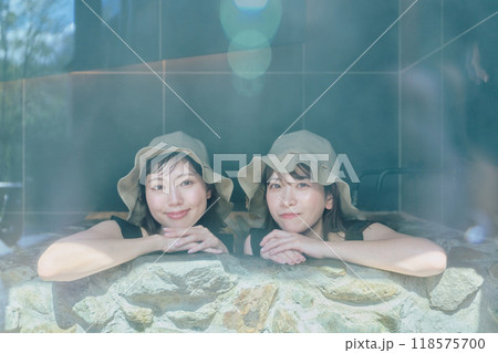 水風呂に入る女性 118575700
