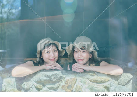 水風呂に入る女性 水風呂に入る女性 118575701